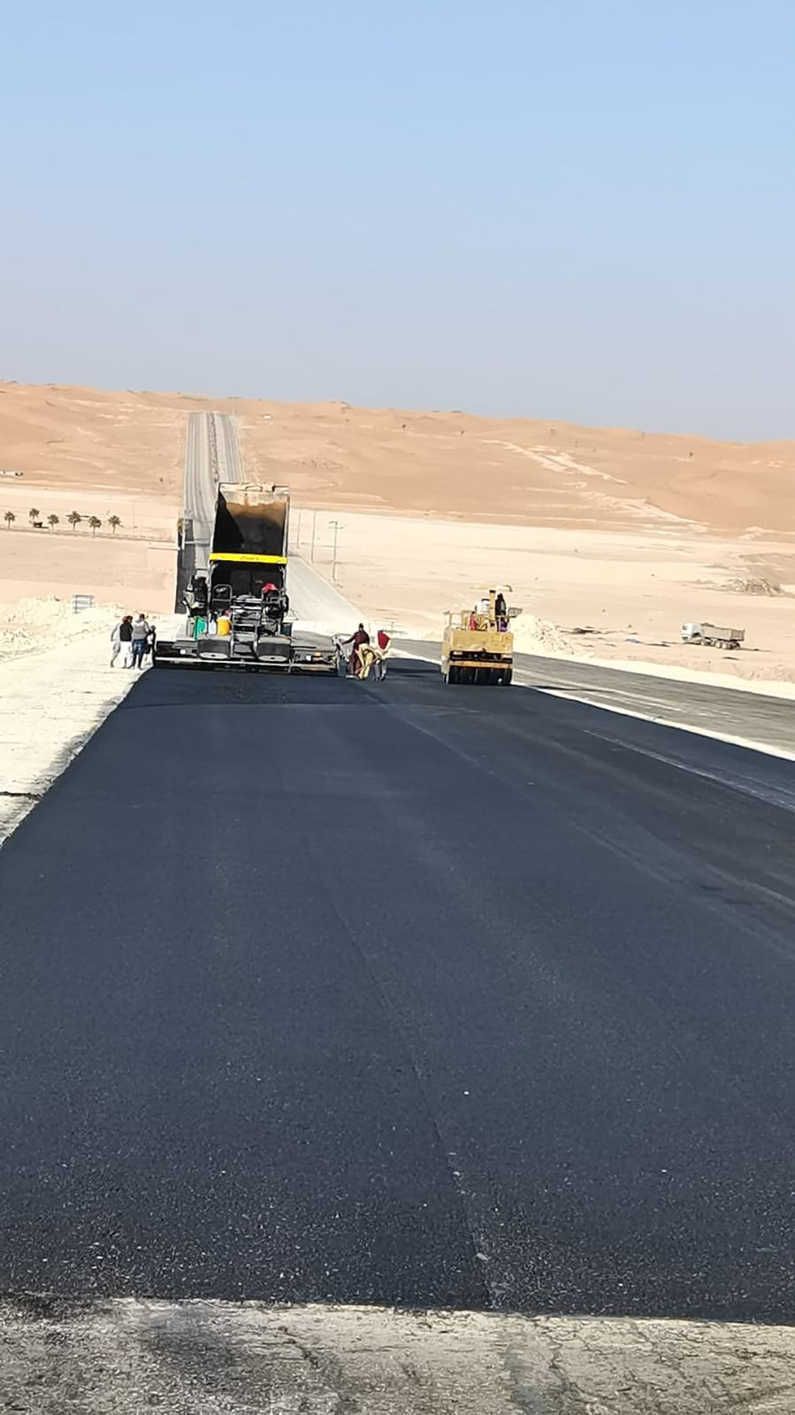 أسفلت الطرق بكل دقة وسرعة، مع ضمان الجودة والاحترافية في العمل.