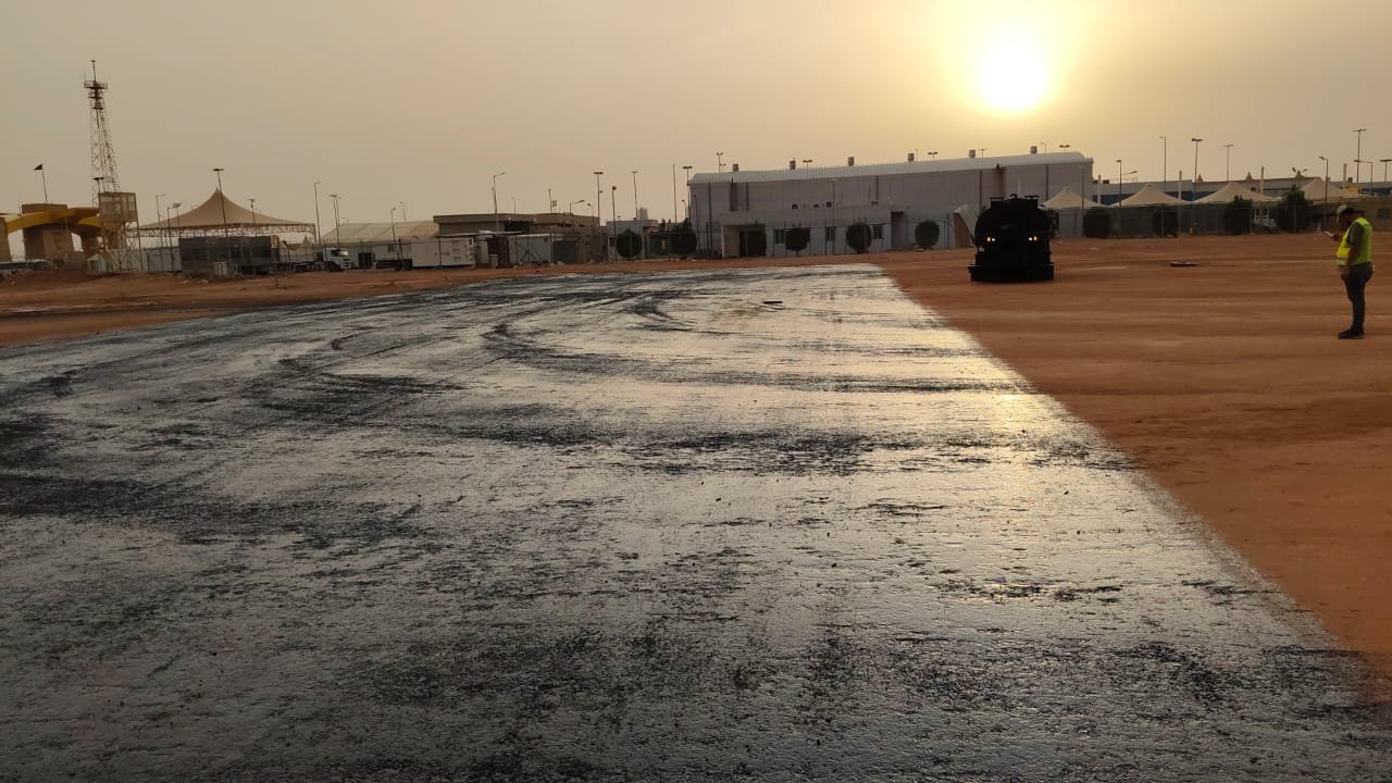 تنفيذ مشاريع الأسفلت بأعلى معايير الجودة مع الالتزام بالتسليم في الوقت المحدد.