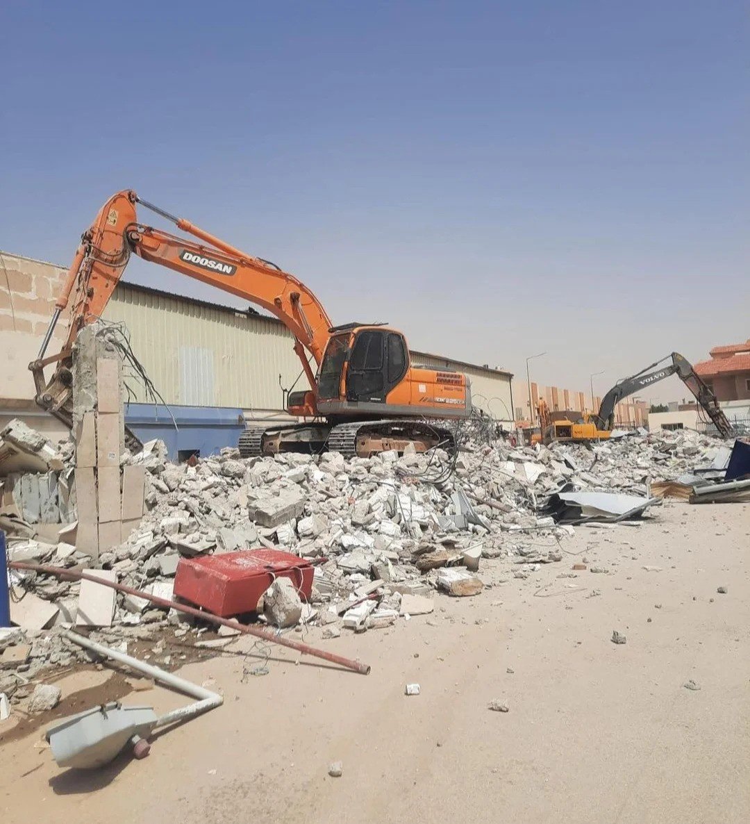 خدمات هدم مباني متكاملة في جيزان، نضمن تنفيذ العمل بأعلى جودة.