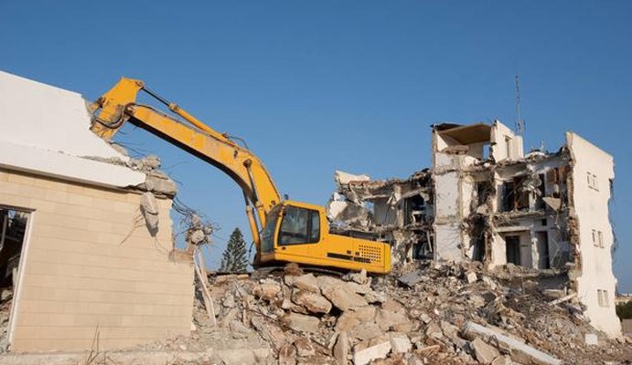 هدم مباني في جيزان باستخدام معدات متطورة مع الالتزام بمعايير السلامة.